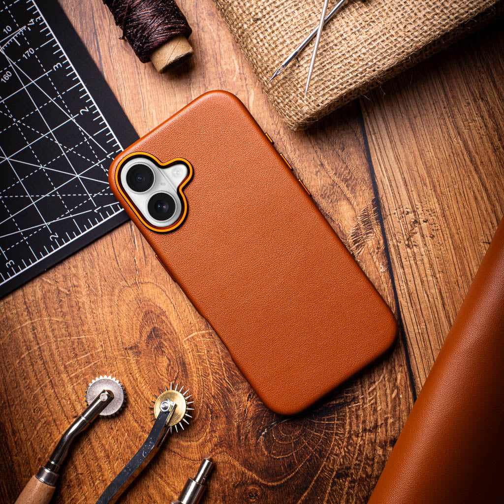 Timeless Luxe Leather Case - Cognac Brown - iPhone 16